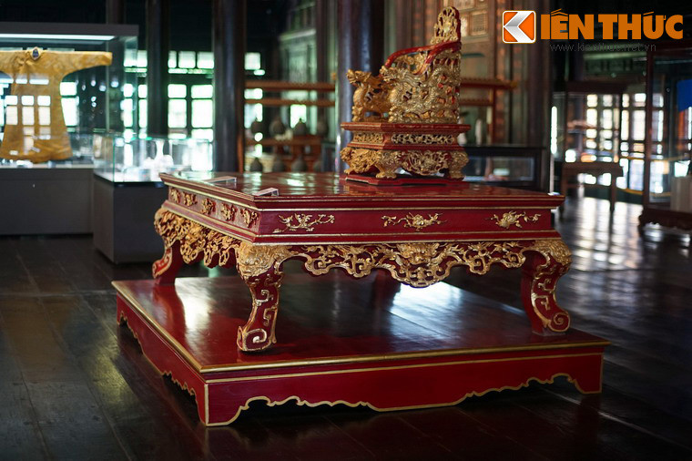 Bộ sập và ngai thờ sơn son thếp vàng còn được lưu giữ trong tình trạng hoàn hảo.