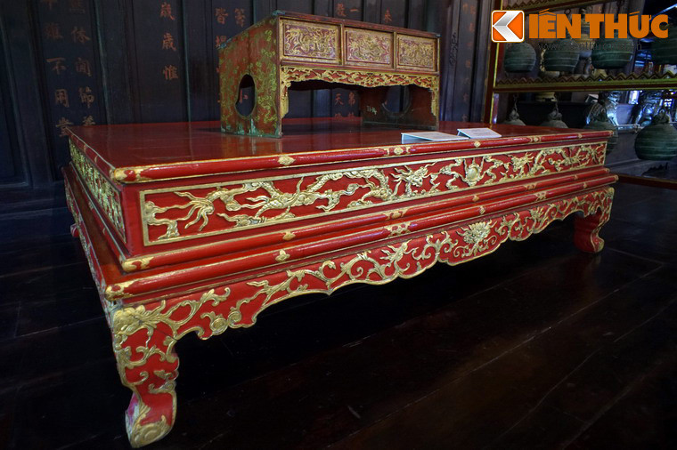 Sập sơn thiếp trang trí hình rồng, hình tượng xuất hiện rất phổ biến trên các món đồ nội thất trong cung điện ở Huế.