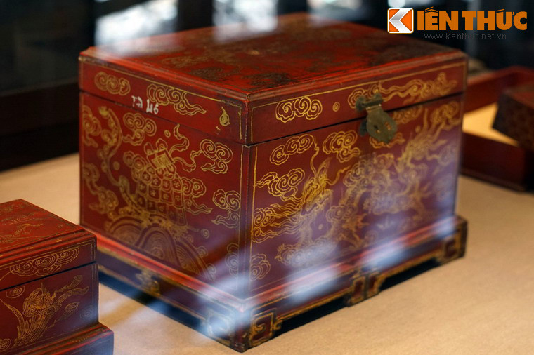 Hộp đựng ấn lằm bằng gỗ sơn thếp, thời vua Tự Đức (1848 - 1883). (Hình ảnh trong bài được thực hiện với sự đồng ý của Trung tâm Bảo tồn Di tích Cố đô Huế).