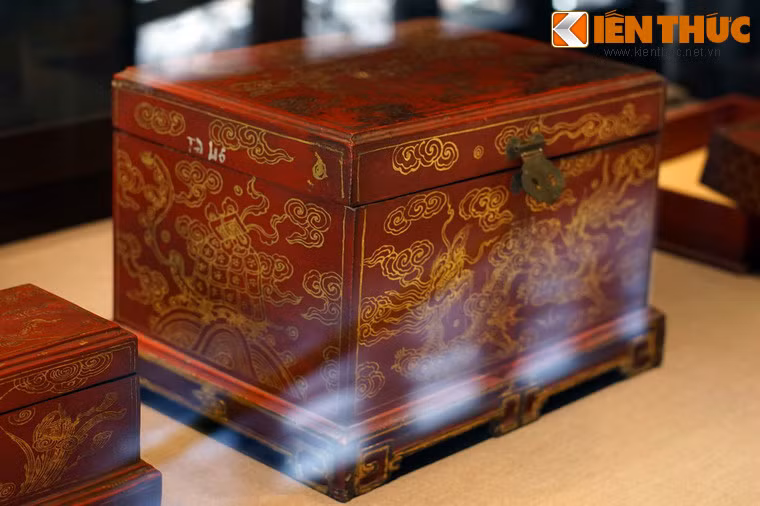 Hộp đựng ấn lằm bằng gỗ sơn thếp, thời vua Tự Đức (1848 - 1883). (Hình ảnh trong bài được thực hiện với sự đồng ý của Trung tâm Bảo tồn Di tích Cố đô Huế).