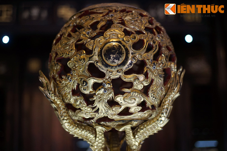 Hiện vật này được tạo hình chín con rồng vờn quanh ngọc châu, làm bằng gỗ quý thếp vàng toàn bộ bề mặt theo kỹ thuật truyền thống.