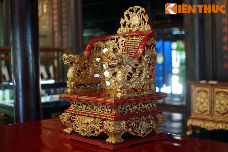 Cận cảnh chiếc ngai thờ được chạm khắc hết sức tinh xảo thành và chân ngai hình rồng, biểu tượng cho quyền lực của hoàng đế.