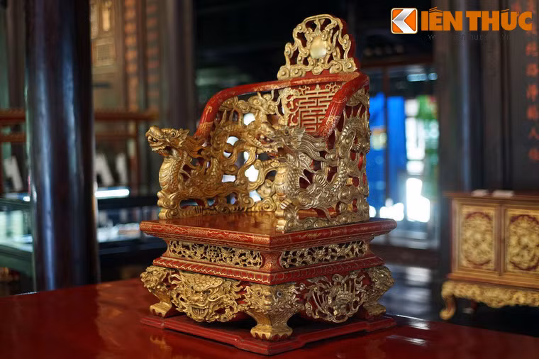 Cận cảnh chiếc ngai thờ được chạm khắc hết sức tinh xảo thành và chân ngai hình rồng, biểu tượng cho quyền lực của hoàng đế.