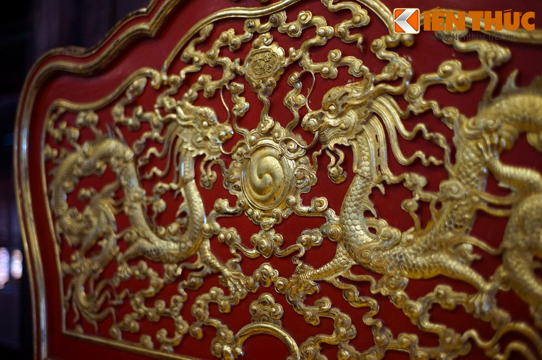 Hiện vật này làm bằng gỗ sơn son thếp vàng, họa tiết trang trí chủ đạo là hình tượng rồng được tạo tác rất tinh tế.