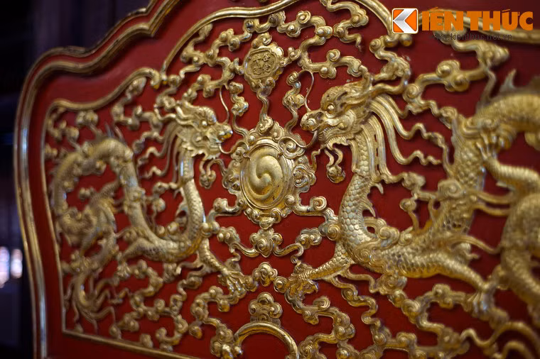 Hiện vật này làm bằng gỗ sơn son thếp vàng, họa tiết trang trí chủ đạo là hình tượng rồng được tạo tác rất tinh tế.