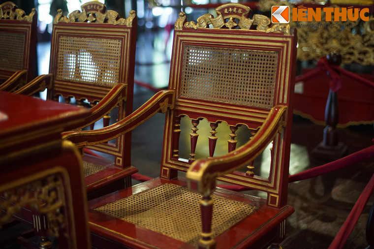 Những chiếc ghế được tạo hình khá trang nhã, mặt và lưng ghế đan mây.