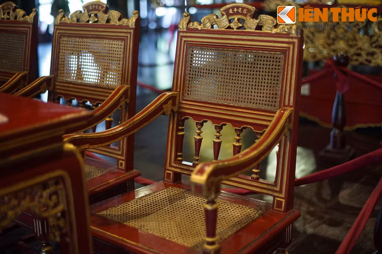 Những chiếc ghế được tạo hình khá trang nhã, mặt và lưng ghế đan mây.