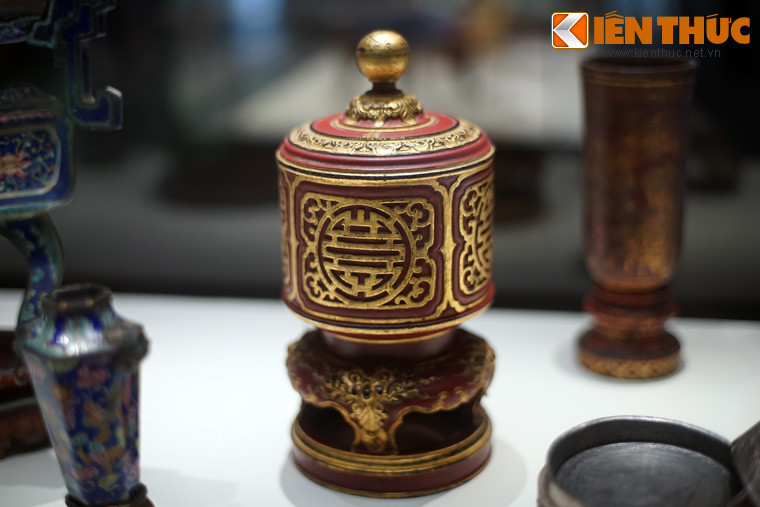 Cơi đựng nước làm bằng gỗ sơn thếp, đồ thờ của cung đình nhà Nguyễn.