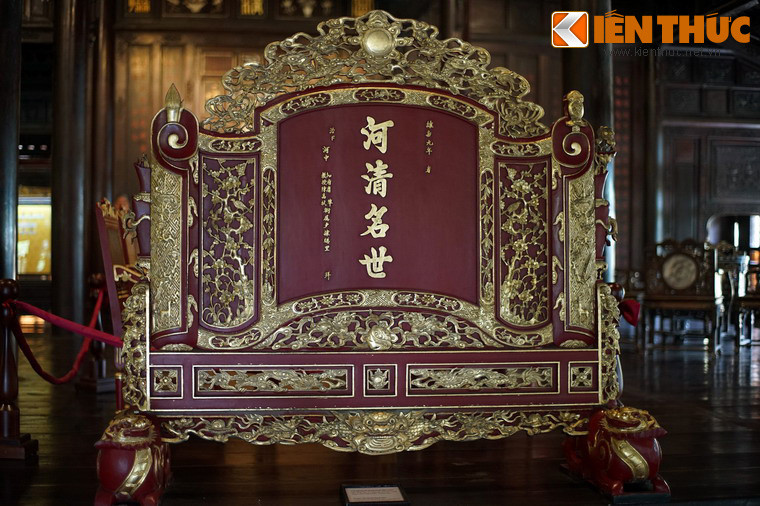 Chiếc trấn phong - món đồ nội thất dùng để ngăn cách các khoảng không gian trong phòng - do các quan lại phủ Hà Trung (đất phát tích nhà Nguyễn ở Thanh Hóa) tặng.