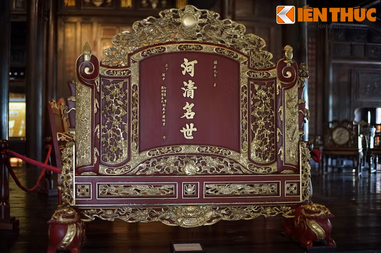 Chiếc trấn phong - món đồ nội thất dùng để ngăn cách các khoảng không gian trong phòng - do các quan lại phủ Hà Trung (đất phát tích nhà Nguyễn ở Thanh Hóa) tặng.