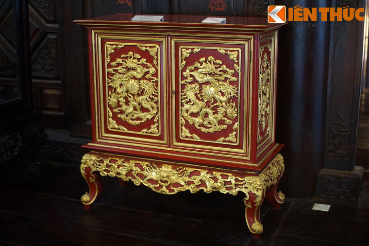 Tủ gỗ sơn son thếp vàng của cung đình nhà Nguyễn.