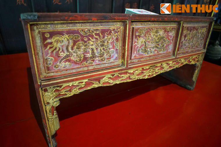 Án thư - bàn kê sách - làm bằng gỗ sơn thếp của triều Nguyễn.