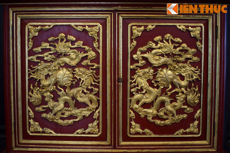 Cận cảnh hai cánh cửa tủ chạm hình rồng rất công phu.