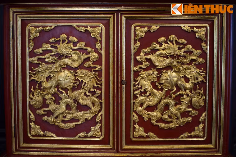 Cận cảnh hai cánh cửa tủ chạm hình rồng rất công phu.
