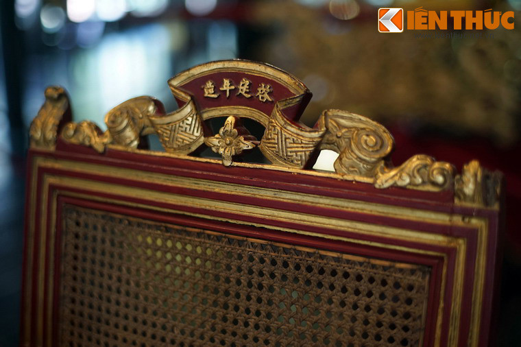 Cận cảnh họa tiết trang trí trên đỉnh lưng ghế.