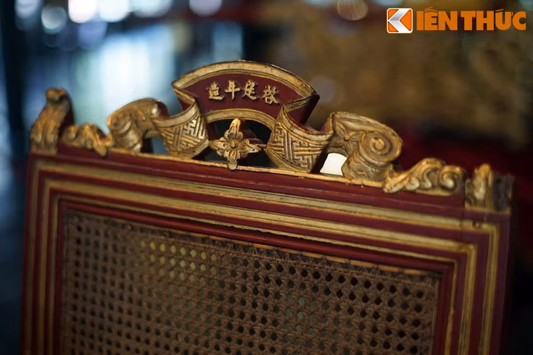 Cận cảnh họa tiết trang trí trên đỉnh lưng ghế.