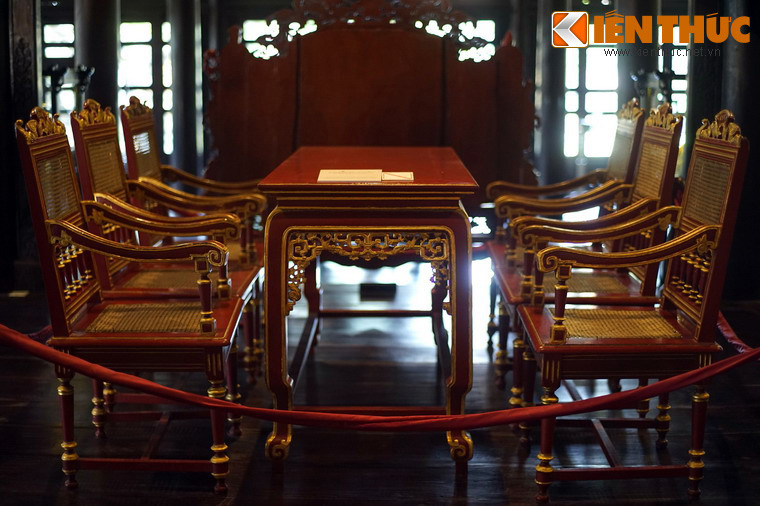 Bộ bàn ghế sơn thếp có từ thời vua Khải Định (1916 - 1925).