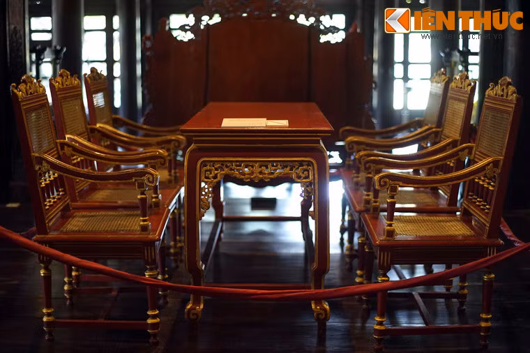 Bộ bàn ghế sơn thếp có từ thời vua Khải Định (1916 - 1925).