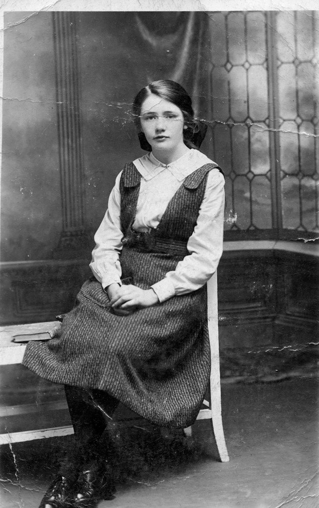 Cách tạo dáng của các thiếu nữ xưa toát lên sự khoan thai, từ tốn, tương phản với vẻ năng động, tinh nghịch của các thiếu nữ thế kỷ 21.