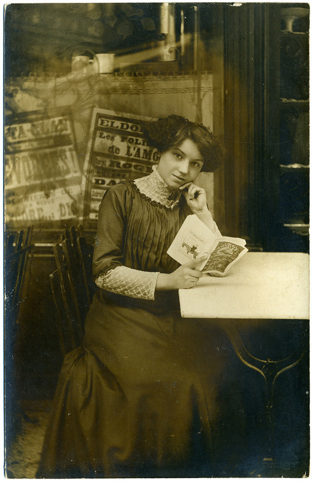 Người đẹp đọc sách.