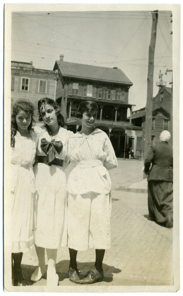 Ba cô gái vui tươi làm bừng sáng cả một góc phố.