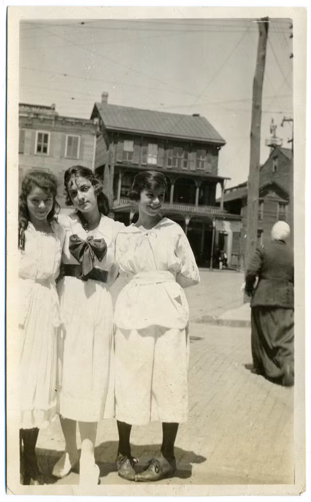 Ba cô gái vui tươi làm bừng sáng cả một góc phố.