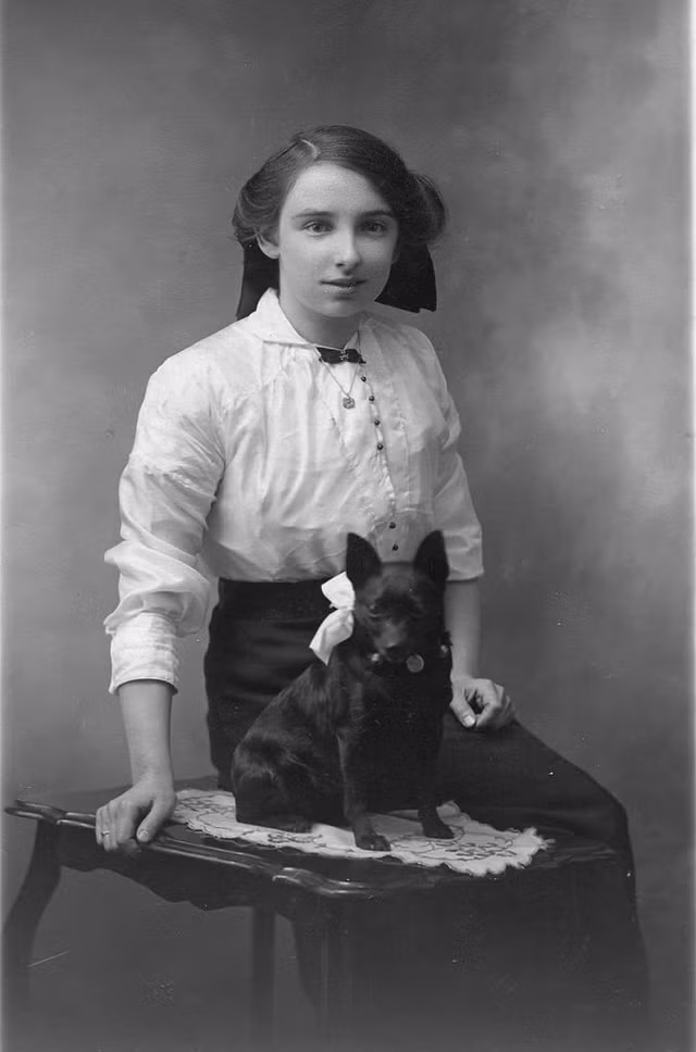 Thiếu nữ và chó cưng.