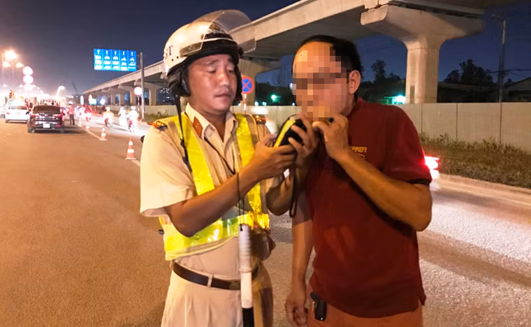 "Với mức phạt khá cao, cùng với việc tạm giữ phương tiện 7 ngày, tước giấy phép lái xe nhiều tháng, các tài xế đã chia sẻ rằng lần sau chắc không dám vi phạm", một CSGT cho biết.