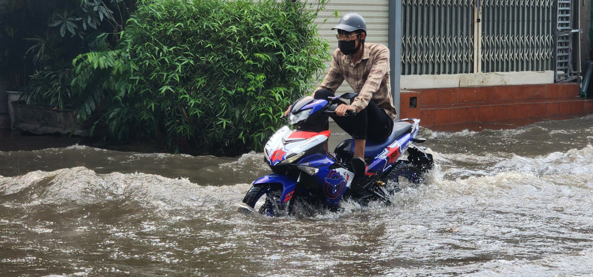 Nam thanh niên ướt đẫm vì nước ngập và làn sóng mạnh.