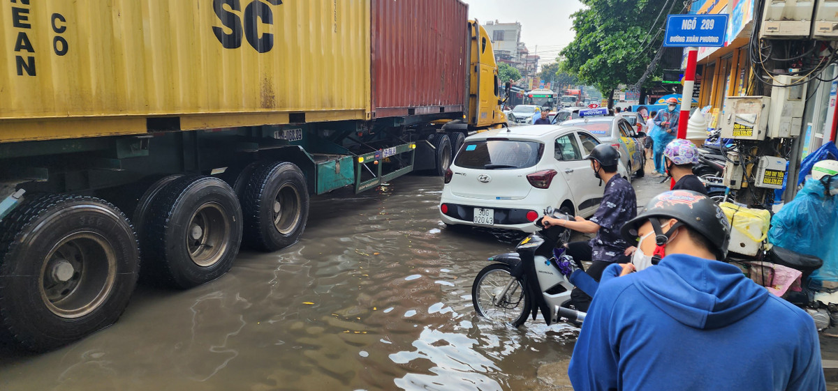Đây là tuyến đường huyết mạch nối Đại lộ Thăng Long ra Quốc lộ 32 nên có nhiều xe tải lớn.