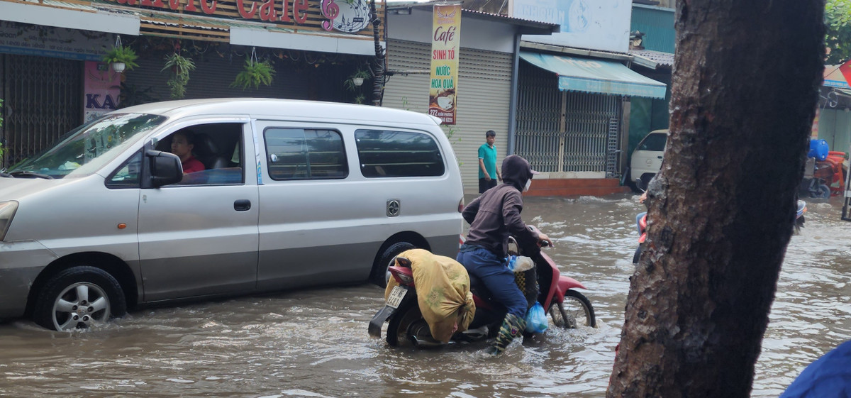 Nhiều xe bị chết máy do ngập nước.