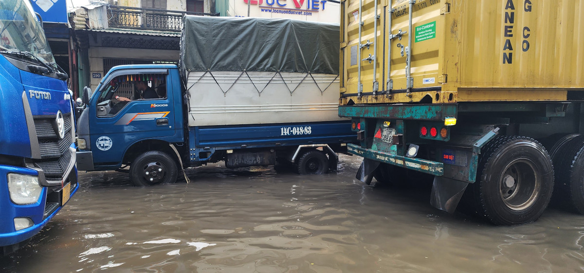 Tình trạng giao thông ùn tắc kéo dài trên tuyến đường tỉnh lộ 70.