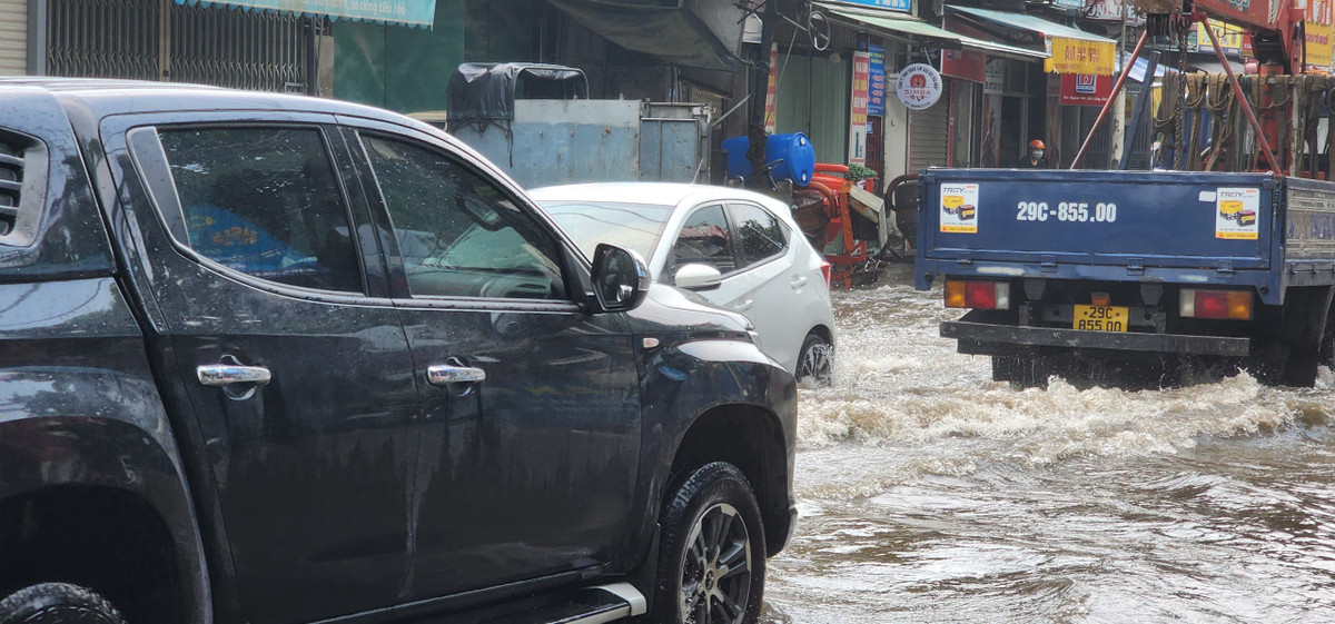 Trời nắng nhưng đoạn đường tỉnh lộ 70 vẫn ngập lụt, nước chưa thể rút do 2 bên đường không có cống thoát nước.