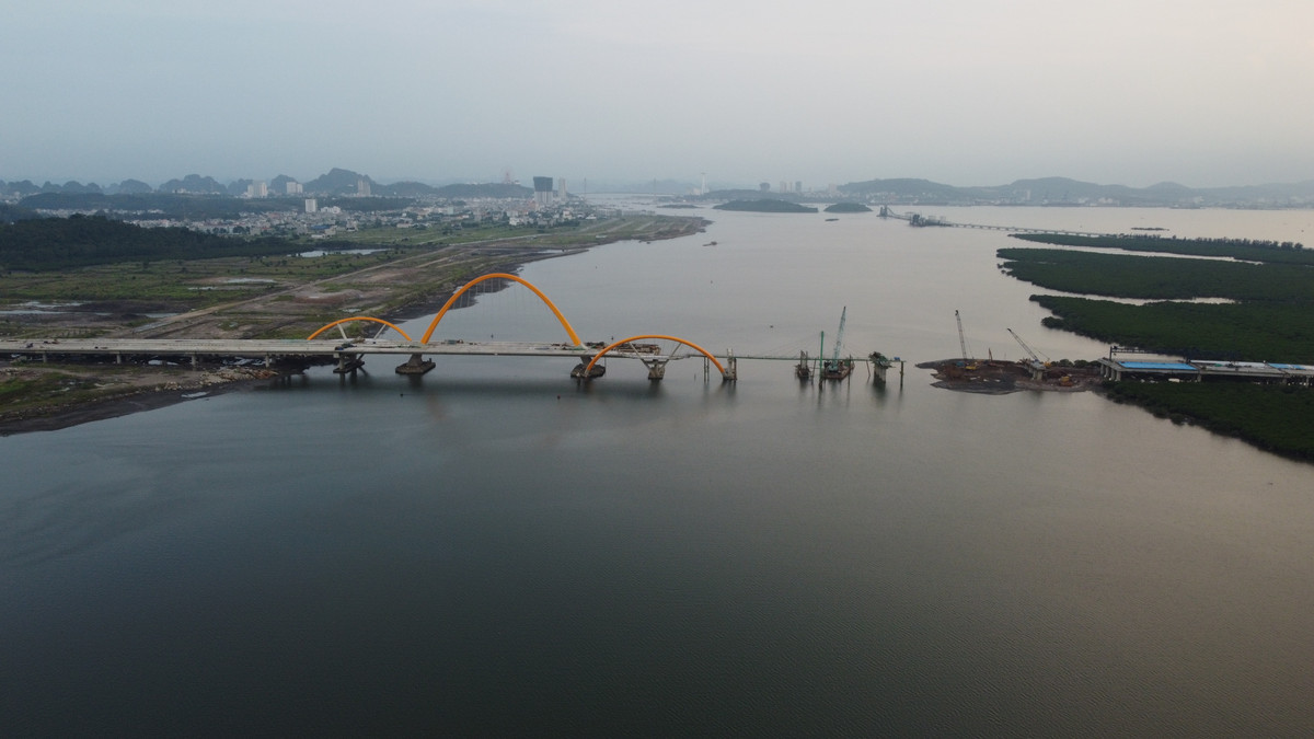  Cầu Cửa Lục 3 và đường dẫn được thiết kế dài hơn 2,6km, 6 làn xe nối tuyến đường trục chính Khu đô thị FLC tại phường Hà Khánh với quốc lộ 279, thuộc địa phận xã Thống Nhất, TP. Hạ Long. Dự án có tổng mức đầu tư hơn 1.700 tỷ đồng từ ngân sách tỉnh, được khởi công từ cuối tháng 9/2020.