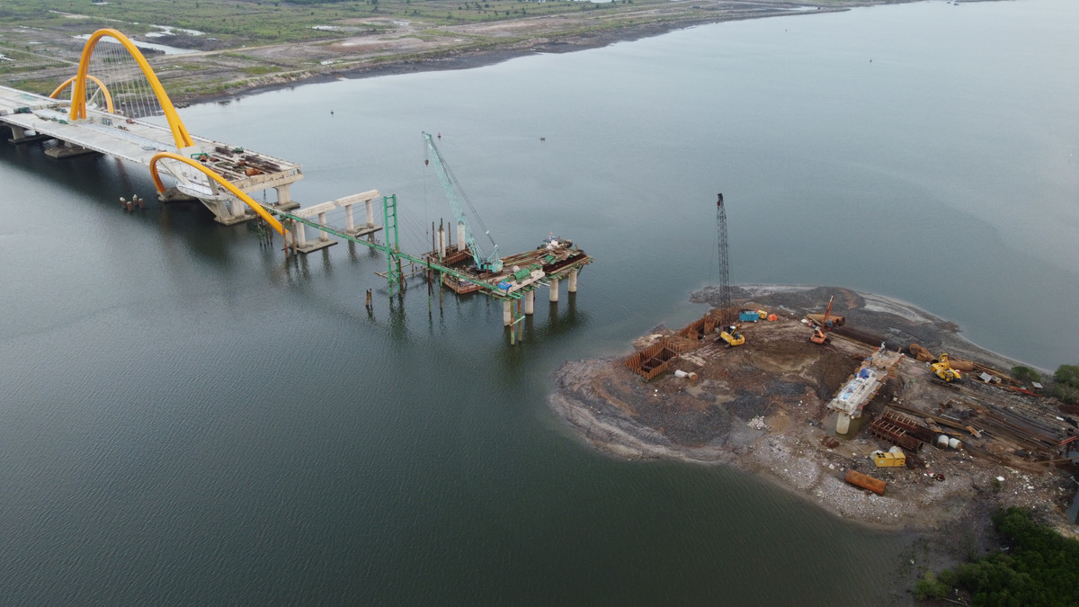 Lo ngại lớn nhất tại dự án cầu Cửa Lục 3 lúc này là tuyến đường trục chính qua Khu đô thị FLC - đường dẫn cầu vẫn chưa có tín hiệu đẩy nhanh tiến độ để đảm bảo đồng bộ kết nối, đưa vào khai thác, phát huy hiệu quả sau đầu tư.