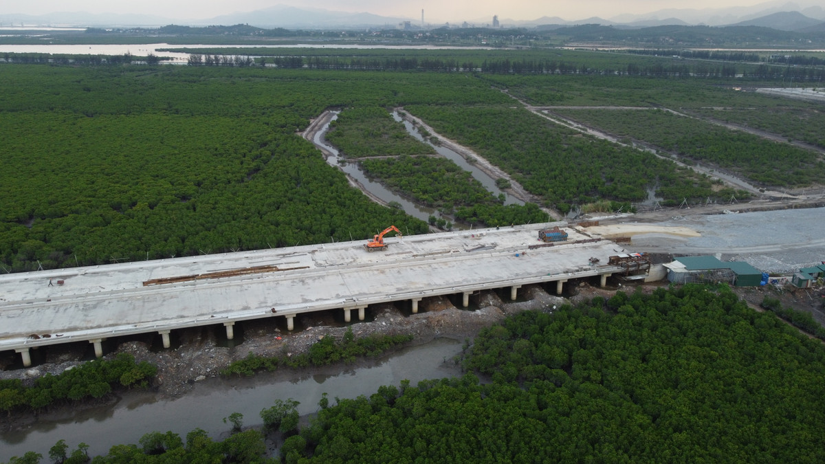 Sau khi hoàn thành, cầu Cửa Lục 3 được đánh giá sẽ là cây cầu đẹp nhất, thể hiện tư tưởng phát triển bền vững, phát triển xanh của tỉnh, nhất là với hơn 1km cầu cạn giữa thảm thực vật quý giá. Công trình không chỉ phục vụ nhu cầu đi lại của nhân dân, đây còn là sản phẩm du lịch độc đáo.