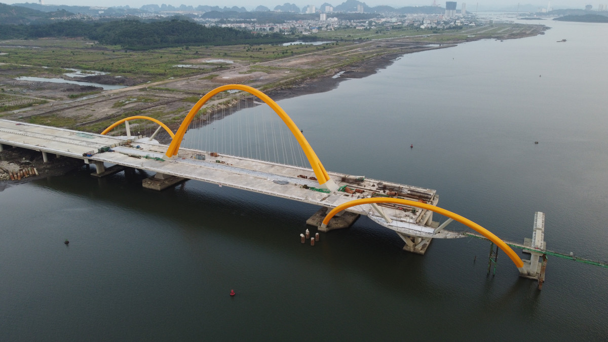 Hạng mục cầu chính đã cơ bản hoàn thành kết cấu chính và đang chuyển sang giai đoạn hoàn thiện.