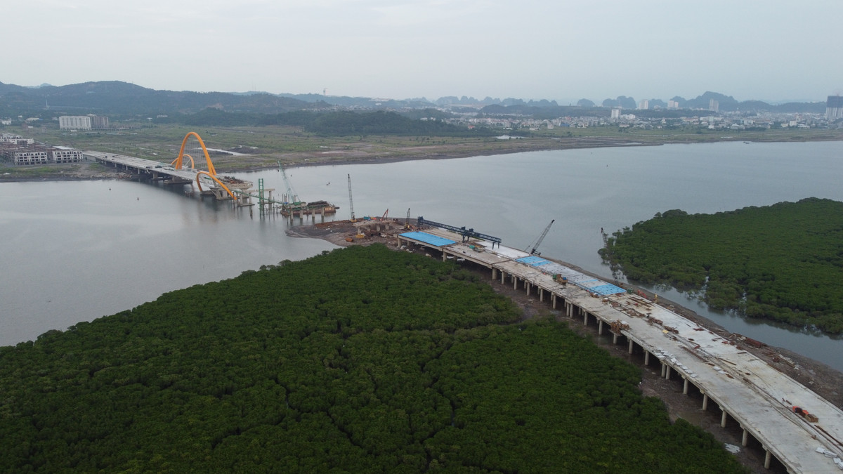 Ngày 14/6, ghi nhận của PV Báo Tri thức và Cuộc sống, tại dự án cầu Cửa Lục 3 đã cơ bản hoàn thành những hạng mục quan trọng nhất là cầu chính, vòm cầu chính, vòm cảnh quan. Cầu dẫn dài hơn 1km cũng đã hoàn thành khoảng 90% khối lượng công việc. Hiện các đơn vị đang tập trung thi công đường dẫn và các hạng mục phụ trợ.