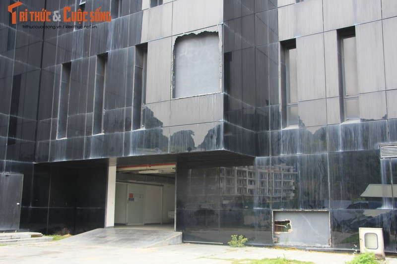 UBND tỉnh Quảng Ninh yêu cầu Chủ đầu tư (Bảo tàng Quảng Ninh) chịu trách nhiệm toàn diện về quyết định của mình; tính đúng, tính đủ các khoản chi phí và quản lý dự toán để đảm bảo tổng giá trị các gói thầu không vượt tổng mức đầu tư đã phê duyệt; đảm bảo công khai, minh bạch lựa chọn nhà thầu có đủ năng lực; tiết kiệm trong đấu thầu theo các quy định hiện hành; chịu trách nhiệm toàn diện về triển khai tổ chức đấu thầu, lựa chọn nhà thầu và thực hiện nghiêm theo Điều 89 Luật Đấu thầu.