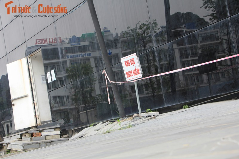 Trước đó, phản hồi về phản ánh của Báo Tri thức và Cuộc sống về tình trạng xuống cấp, mất an toàn tại cụm công trình Bảo tàng và Thư viện, Sở Văn hóa và Thể thao tỉnh Quảng Ninh cho biết, cụm công trình Bảo tàng - Thư viện tỉnh Quảng Ninh do Ban Quản lý đầu tư các công trình Văn hóa Thể thao tỉnh làm chủ đầu tư, được hoàn thành, bàn giao cho Bảo tàng tỉnh, Thư viện tỉnh và đưa vào khai thác từ năm 2013.