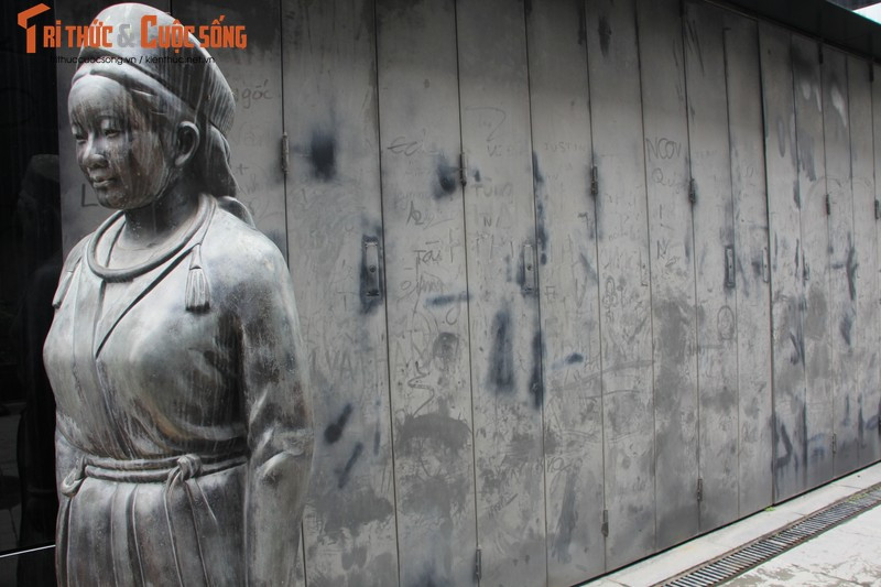 Trong đó, giá trị gói thầu Tư vấn lập Báo cáo kinh tế kỹ thuật đầu tư xây dựng công trình là 99 triệu đồng; Tổng giá trị công việc không áp dụng được một trong các hình thức lựa chọn nhà thầu là 116,389 triệu đồng (chi phí thẩm định Báo cáo kinh tế kỹ thuật; chi phí vệ sinh môi trường đô thị; chi phí thẩm tra, phê duyệt quyết toán, chi phí dự phòng).