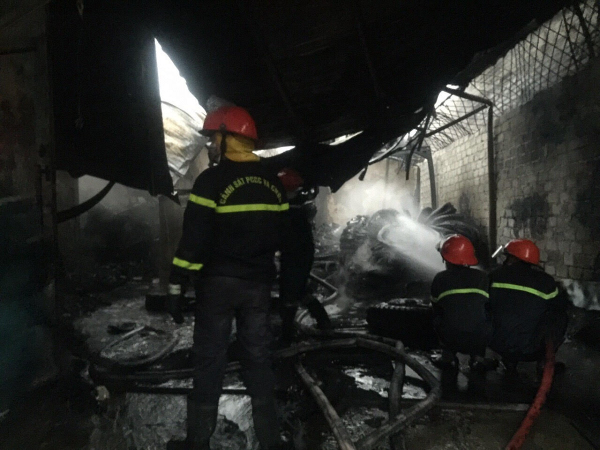 Khoảng 14h50 ngày 22/5, xưởng sữa chữa, “mổ” xe ô tô cũ của hộ gia đình ông Thà, tổ 2, khu 10B, phường Quang Hanh, TP. Cẩm Phả (tỉnh Quảng Ninh) bốc cháy trong tình trạng khói đen nghi ngút kèm theo tiếng nổ lớn gây ô nhiễm môi trường. Sau vụ hỏa hoạn, xưởng “mổ” xe ô tô cũ này mới được đề cập đến việc chậm di dời ra khỏi khu dân cư theo quy định.