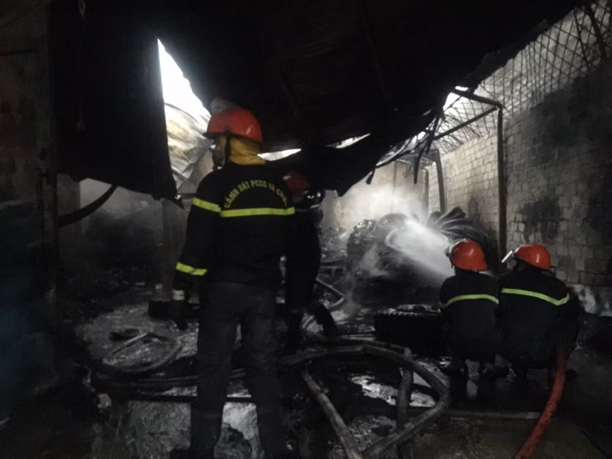 Khoảng 14h50 ngày 22/5, xưởng sữa chữa, “mổ” xe ô tô cũ của hộ gia đình ông Thà, tổ 2, khu 10B, phường Quang Hanh, TP. Cẩm Phả (tỉnh Quảng Ninh) bốc cháy trong tình trạng khói đen nghi ngút kèm theo tiếng nổ lớn gây ô nhiễm môi trường. Sau vụ hỏa hoạn, xưởng “mổ” xe ô tô cũ này mới được đề cập đến việc chậm di dời ra khỏi khu dân cư theo quy định.