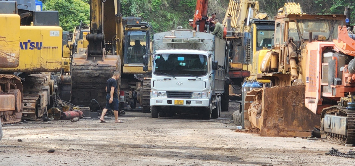 Lãnh đạo Công an TP. Cẩm Phả cho biết, Thành phố đang tuyên truyền, vận động chủ xưởng di dời về khu công nghiệp Cẩm Thịnh hoạt động. Thông tin này cũng được ông Bùi Đình Việt, Phó Chủ tịch UBND phường Quang Hanh xác nhận, nhưng lại không cho biết xưởng sửa chữa ô tô cũ này có giấy phép hoạt động hay không.