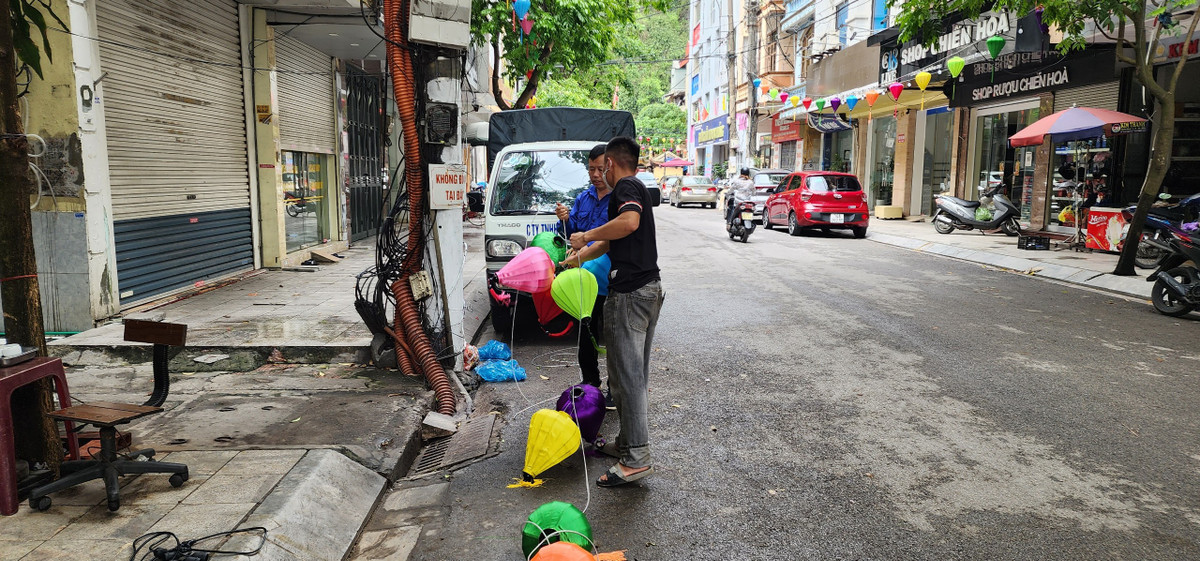 Ghi nhận của PV, tuyến phố đi bộ Bài Thơ có tổng chiều dài khoảng 400m. Tuyến phố bắt đầu từ đường Long Tiên và Lê Thánh Tông đến khu vực Công ty Cổ phần Khách thủy Quảng Ninh, kéo dài tiếp giáp với đường Trần Quốc Nghiễn.