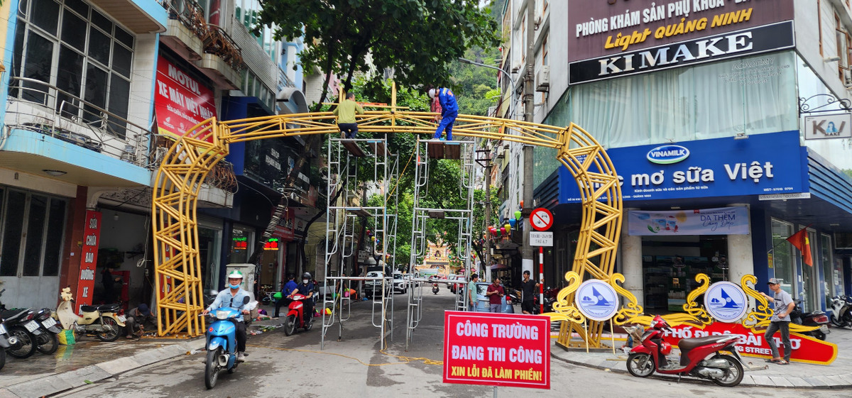 Được biết, lịch dự kiến khai trương tuyến phố đi bộ Bài Thơ đã được thay đổi vào ngày 23/6 thay vì ngày 16/6 như thông báo trước đó vì ảnh hưởng thời tiết xấu.