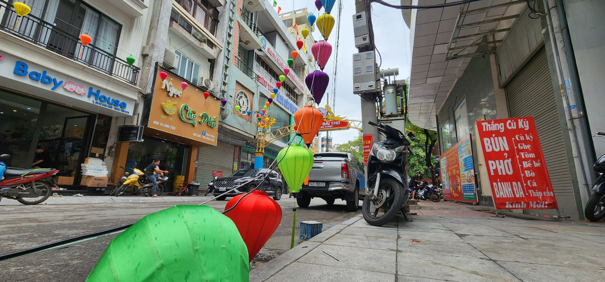 Trao đổi với PV Báo Tri thức và Cuộc sống, ông Phạm Đức Tuấn, Chủ tịch UBND phường Bạch Đằng cho biết, công tác xây dựng hạ tầng, kỹ thuật và trang trí tại phố đi bộ Bài Thơ cơ bản được hoàn thành. Người dân và du khách rất háo hức chờ đợi ngày tuyến phố đi bộ hoạt động để được trải nghiệm nhiều chương trình đường phố đặc sắc. Theo kế hoạch, chính quyền địa phương sẽ luôn thường xuyên tổ chức công tác bảo đảm an ninh trật tự, an toàn giao thông và hoạt động văn hóa lành mạnh, tích cực.