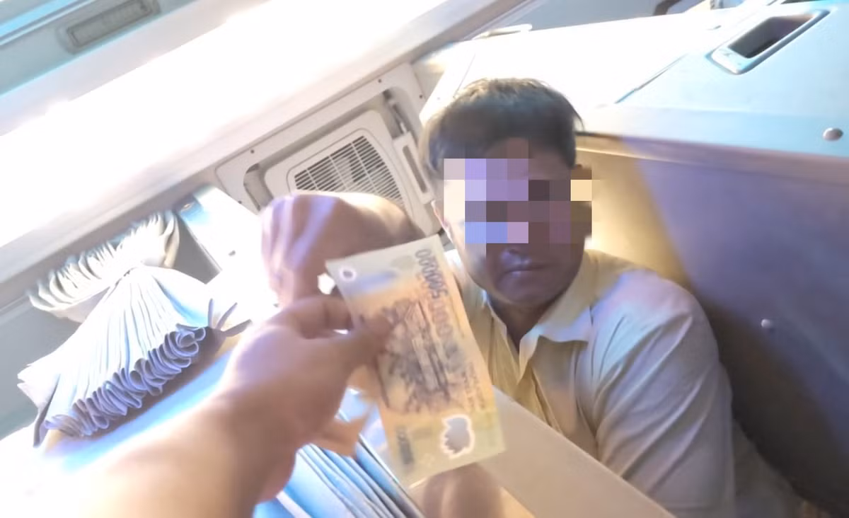 “Vỏ bọc” xe hợp đồng chạy tuyến cố định của Công ty An Hoàng Linh - Hình 4 “Vo boc” xe hop dong chay tuyen co dinh cua Cong ty An Hoang Linh-Hinh-4