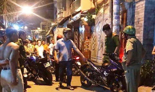 Lực lượng Công an phong tỏa hẻm 158 đường Phạm Văn Chiêu, quận Gò Vấp để vây bắt đối tượng vụ đâm, chém làm 5 hiệp sĩ thương vong