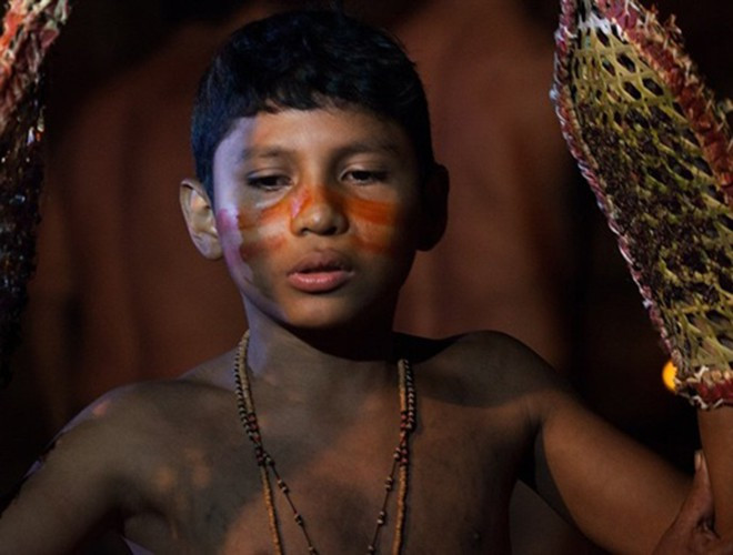 Những chàng trai cho hai tay vào găng tay trong vòng 10 phút để những con kiến đạn tấn công. Theo quan niệm của người Satera Mawe, nếu một cậu bé có thể chịu đựng được những cú cắn từ da thịt từ kiến đạn thì mới chứng tỏ được bản lĩnh nam nhi và sẽ là trụ cột của gia đình sau này.